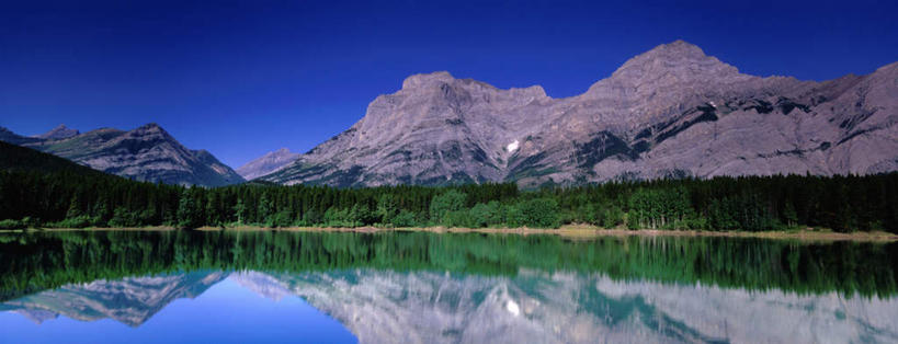 无人,横图,室外,白天,正面,旅游,度假,草地,草坪,湖,湖泊,美景,山,山脉,水,植物,加拿大,阴影,光线,影子,湖面,景观,山峰,水流,水面,山峦,娱乐,草,蓝色,绿色,蓝天,天空,阳光,自然,湖水,群山,天,享受,休闲,景色,放松,晴朗,北美,北美洲,自然风光,美洲,万里无云,洛矶山脉,落基山脉,北亚美利加洲,亚美利加洲,亚伯达盆地,晴空,晴空万里,彩图