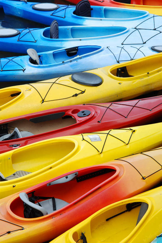皮划艇,无人,竖图,俯视,室外,白天,船,一排,许多,阴影,整齐,反射,影子,排列,黄色,红色,蓝色,交通工具,队列,载具,彩图,高角度拍摄