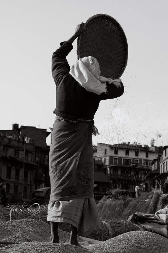 西方人,一个人,站,举,交叉,竖图,黑白,室外,白天,竹子,欧洲,欧洲人,仅一个女性,仅一个人,握,竹制,服装,装饰,编织,头巾,拿,拿着,休闲装,筛子,背面,衣服,天空,天,托,站着,仅一个中年女性,休闲,休闲服,握着,遮,遮掩,服饰,竹条,华丽,修饰,交织,点缀,掩盖,竹制品,遮挡,遮盖,衬托,美观,雅致,雅观,掩饰,穿插,女人,女性,中年女性,白种人,举起,举手,举着,向上举,向上伸,向上托,站立,全身