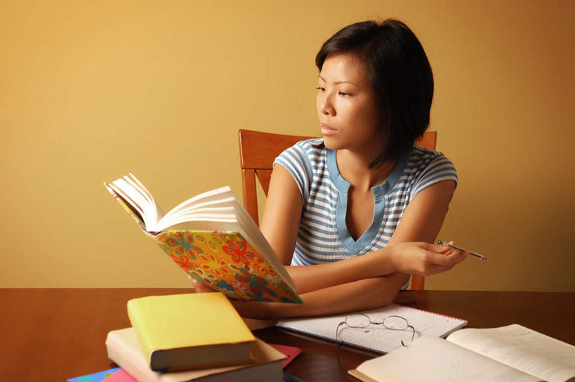 东方人,西方人,脸,头,眼睛,鼻子,嘴,耳朵,脸颊,眉毛,睫毛,一个人,坐,横图,室内,白天,正面,看书,阅读,桌面,桌子,书籍,椅子,亚洲,瞳孔,仅一个年轻女性,仅一个女性,仅一个人,学习,阴影,反射,木制,笔,眼镜,影子,墙,办公用品,注视,黄种人,墙壁,墙面,文具,木制品,学习用品,书本,观察,看,读书,浏览,眼部,观看,文具用品,察看,关注,近视眼镜,年轻女性,女人,女性,白种人,亚洲人,头部,鼻,鼻孔,耳,耳部,睫,口,口腔,脸部,脸蛋,眉,面部,眼,眼睫毛,眼眉,嘴巴,嘴唇,书,图书,坐着,半身,彩图,眼眉毛