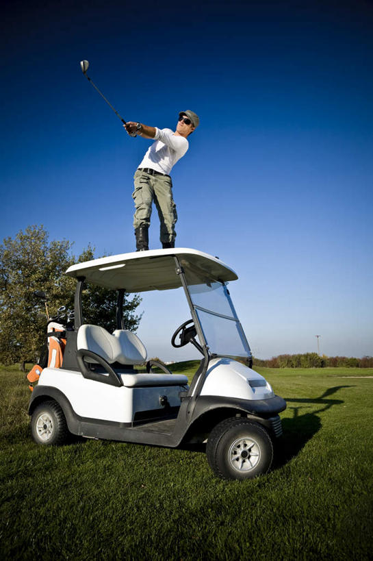 西方人,一个人,站,竖图,室外,白天,仰视,旅游,度假,草地,草坪,美景,植物,汽车,欧洲,欧洲人,仅一个男性,仅一个人,仅一个中年男性,一辆,景观,注视,娱乐,车,草,蓝色,绿色,蓝天,天空,自然,交通工具,天,观察,看,站着,享受,休闲,景色,放松,停放,晴朗,观看,察看,关注,自然风光,载具,高尔夫球车,万里无云,男人,男性,中年男性,白种人,晴空,晴空万里,站立,半身,彩图,低角度拍摄