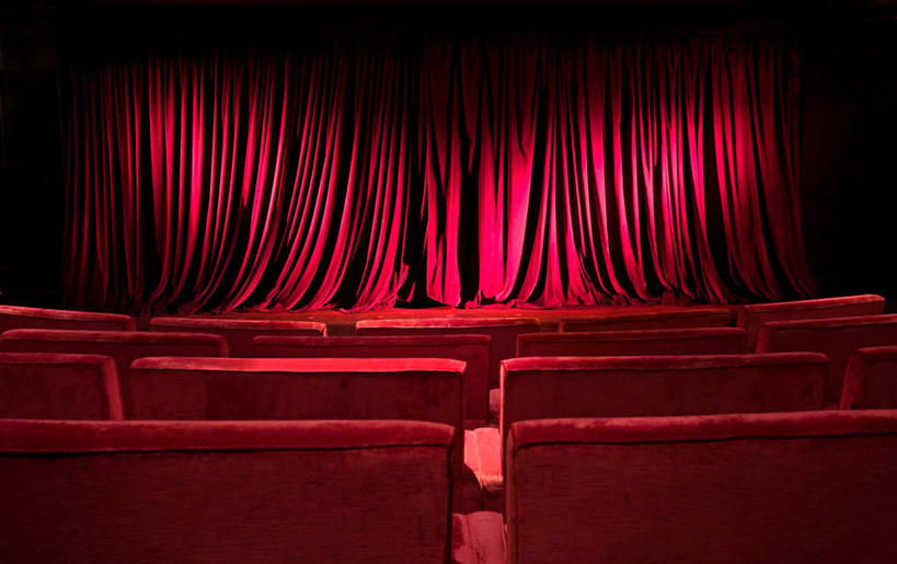 无人,舞台,横图,室内,白天,正面,椅子,一排,许多,阴影,整齐,褶皱,光线,纹路,纹理,影子,灯光,很多,排列,红色,帷幕,队列,帷幔,幕布,幕帘,肌理,帷幔布,表演台,彩图