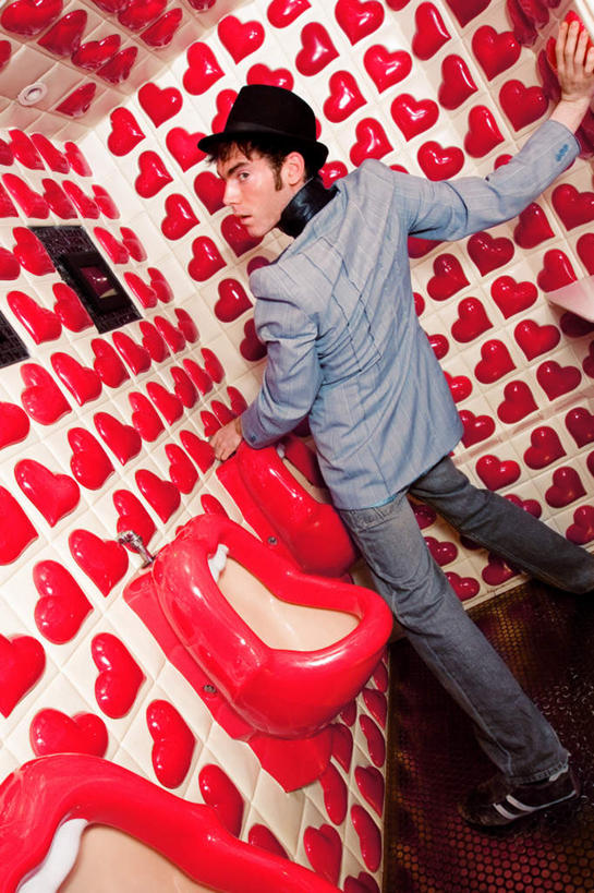 西方人,一个人,站,竖图,室外,白天,正面,运动鞋,爱情,卫生间,洗手间,帽子,鞋子,欧洲,欧洲人,仅一个男性,仅一个人,仅一个中年男性,一排,许多,撑,阴影,服装,裤子,爱心,整齐,光线,影子,墙,灯光,很多,浪漫,注视,牛仔裤,休闲装,礼帽,墙壁,墙面,排列,一个,衣服,观察,回头,看,站着,转头,休闲,温暖,温馨,心形,休闲服,恩爱,服饰,单个,观看,休闲鞋,和睦,察看,撑着,队列,关注,小便器,男人,男性,中年男性,白种人,心型,厕所,站立,半身,彩图,融洽