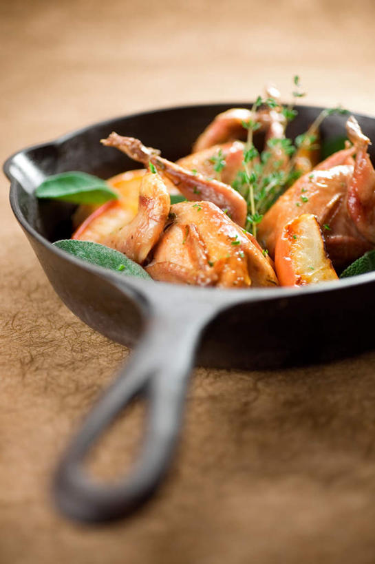 无人,竖图,俯视,室外,白天,烹饪,西餐,餐桌,桌子,鸟,厨具,叶子,金属制品,阴影,朦胧,模糊,装饰,光线,金属,鸟类,锅子,影子,灯光,料理,食品,绿叶,锅,菜肴,美食,食物,一个,嫩叶,西式,佳肴,单个,餐台,锅具,华丽,修饰,点缀,烹饪用具,衬托,美观,雅致,雅观,鹌鹑,奔鹑,宛鹑,叶,叶片,烹调用具,烹调,彩图,高角度拍摄