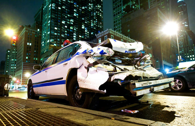 无人,横图,室外,夜晚,仰视,度假,美景,城市风光,城市,路灯,汽车,警车,照明,一辆,一排,阴影,整齐,光线,影子,景观,灯光,破坏,娱乐,车,灯,排列,蓝色,蓝天,天空,交通工具,轿车,天,享受,休闲,景色,放松,晴朗,照亮,损坏,照明设备,队列,载具,毁坏,万里无云,晴空,晴空万里,彩图,低角度拍摄