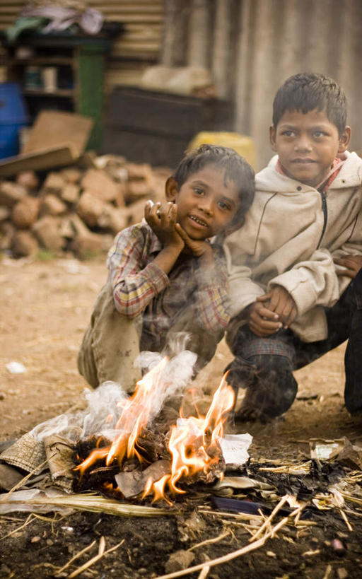 东方人,儿童,两个人,坐,竖图,室外,白天,正面,纯洁,火,印度,亚洲,撑,朦胧,模糊,火焰,燃烧,托腮,注视,黄种人,小孩,观察,看,托,可爱,童年,童趣,观看,察看,火堆,关注,托下巴,南亚,童真,烂漫,无邪,印度共和国,贫民窟,贫民,穷人,穷户,天真,男孩,男人,男性,亚洲人,坐着,半身,彩图,男生