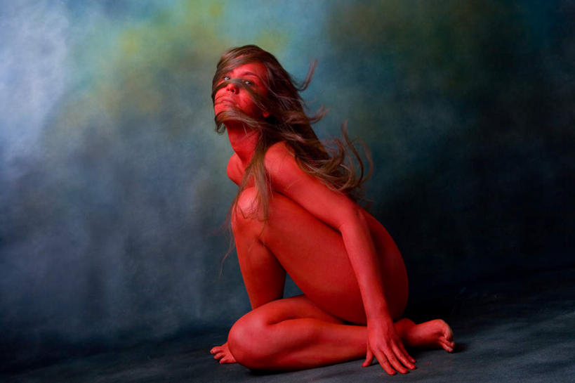 西方人,一个人,坐,横图,室内,白天,侧面,兴奋,热情,欧洲,欧洲人,仅一个年轻女性,仅一个女性,仅一个人,棕色,开放,裸露,红色,健康,温暖,奔放,活力,积极,激情,摄影,朝气,影棚,赤裸,飘逸,暖色,吉祥,生命,裸,饱满,超脱,超逸,革命,俊逸,萧洒,潇洒,热烈,赤色,充实,斗志,喜气,主动,年轻女性,女人,女性,白种人,长发,坐着,彩图,全身,影棚拍摄,欢乐,拍摄