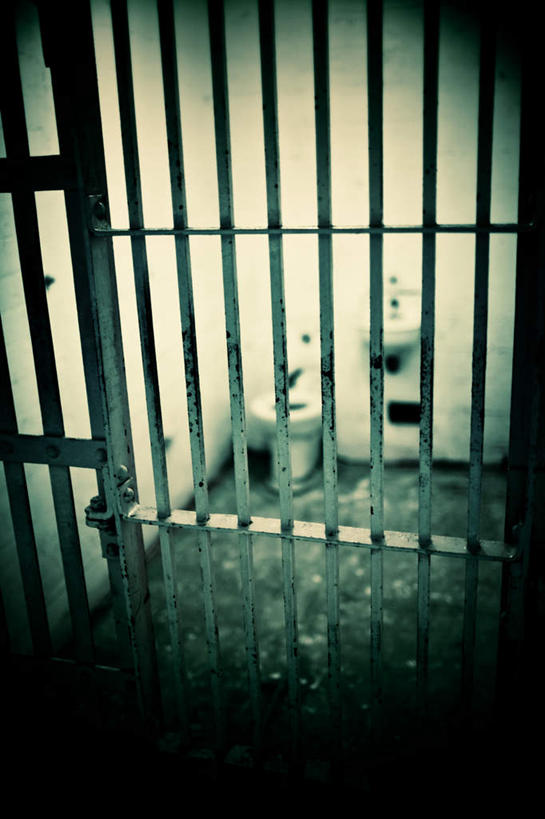 无人,竖图,俯视,室内,白天,阴影,光线,影子,阳光,监狱,监禁,束缚,关押,监牢,牢狱,监管,禁闭,看守,彩图,高角度拍摄