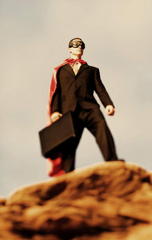 西方人,一个人,商务人士,商务男性,站,竖图,室外,白天,仰视,衬衫,石头,欧洲,欧洲人,仅一个男性,仅一个人,套装,拉杆箱,旅行箱,石子,仅一个年轻男性,行李箱,箱子,站着,出差,商务装,斗篷,工薪阶层,大氅,男人,男性,年轻男性,白种人,白领,上班族,石块,岩石,站立,彩图,低角度拍摄,全身,衬衣,旅行