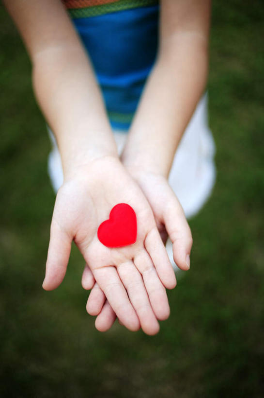 西方人,儿童,手,一个人,捧,交叉,竖图,俯视,室外,特写,白天,爱情,旅游,度假,纯洁,美景,植物,欧洲,欧洲人,双手,仅一个女性,仅一个人,一张,爱心,朦胧,模糊,景观,浪漫,娱乐,小孩,红色,绿色,自然,纸片,仅一个小孩,享受,休闲,温暖,温馨,心形,手部,景色,恩爱,放松,可爱,童年,童趣,生长,成长,和睦,自然风光,童真,烂漫,无邪,相交,交集,天真,女人,女性,白种人,孩子,心型,端,端着,捧着,手捧,半身,彩图,高角度拍摄,融洽,女生