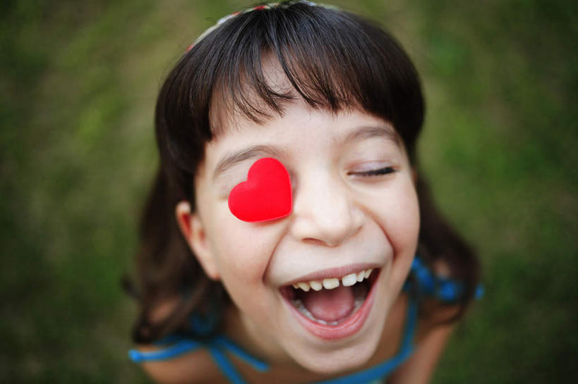 西方人,儿童,一个人,闭眼,笑,大笑,横图,俯视,室外,特写,白天,爱情,旅游,度假,兴奋,纯洁,美景,植物,欧洲,欧洲人,仅一个女性,仅一个人,一张,爱心,朦胧,模糊,景观,浪漫,娱乐,小孩,红色,绿色,自然,纸片,张嘴,仅一个小孩,享受,休闲,温暖,温馨,心形,景色,恩爱,放松,可爱,童年,童趣,生长,成长,和睦,放置,搁置,安排,自然风光,张大嘴巴,童真,烂漫,无邪,哈哈大笑,天真,女孩,女人,女性,白种人,孩子,心型,张开嘴,闭眼睛,闭着眼,闭着眼睛,半身,彩图,高角度拍摄,高兴,狂笑,融洽,女生