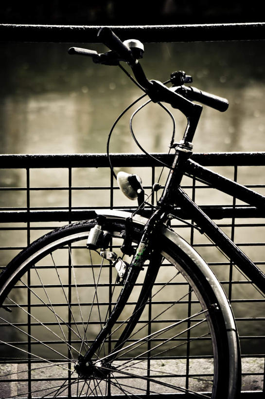 无人,栏杆,竖图,室外,特写,白天,正面,自行车,一辆,围栏,护栏,车,脚踏车,轮胎,交通工具,靠,靠着,载具,手把,彩图