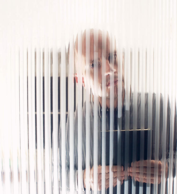 西方人,脸,头,脸颊,手,一个人,站,竖图,室内,特写,白天,正面,书籍,欧洲,欧洲人,仅一个男性,仅一个人,握,服装,拿,拿着,注视,休闲装,仅一个年轻男性,衣服,观察,看,站着,休闲,手部,休闲服,握着,服饰,观看,犯罪,察看,犯法,关注,男人,男性,年轻男性,白种人,头部,脸部,脸蛋,面部,书,图书,站立,半身,彩图