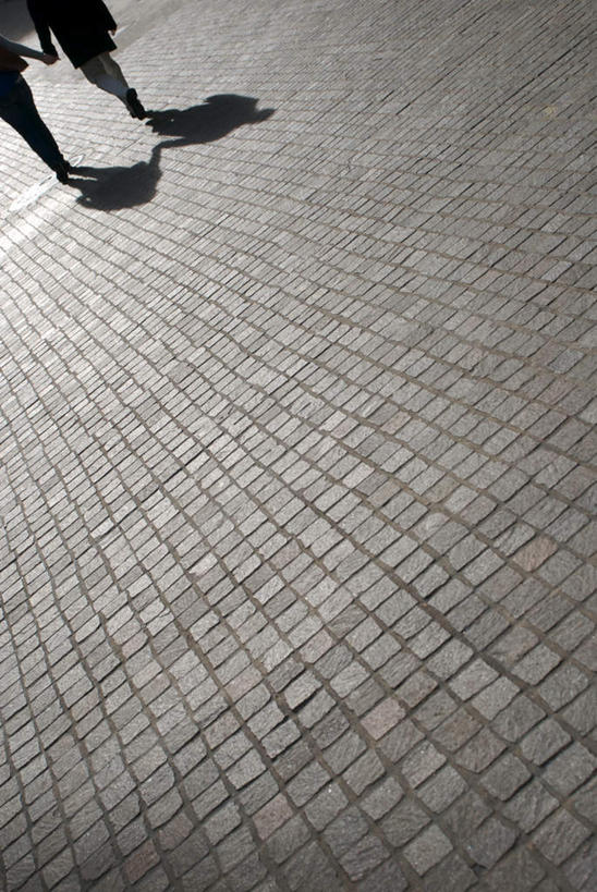 西方人,两个人,走,握手,竖图,俯视,室外,白天,爱情,道路,路,欧洲,欧洲人,阴影,服装,光线,影子,小路,交通,浪漫,休闲装,衣服,阳光,休闲,温暖,温馨,休闲服,恩爱,恋人,服饰,和睦,关爱,订亲,定婚,定亲,文定,男人,男性,年轻男性,年轻女性,女人,女性,白种人,情侣,步行,搀手,拉手,散步,手搀手,手拉手,手牵手,手握手,走路,彩图,高角度拍摄,全身,伴侣,融洽,订婚