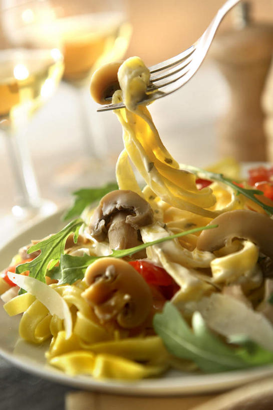 意大利面,无人,竖图,俯视,室内,特写,白天,蔬菜,杯子,餐具,阴影,新鲜,反射,叉子,碟子,高脚杯,盘,影子,菌菇,蘑菇,食品,红酒杯,两杯,菌类,玻璃制品,食物,盘子,酒杯,碟,食用菌,一盘,有机食品,绿色食品,餐叉,玻璃杯,进餐用具,彩图,高角度拍摄