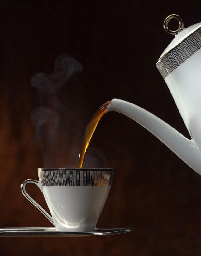 无人,竖图,室内,特写,白天,正面,兴奋,幸福,热情,茶,杯子,阴影,反射,影子,倒茶,茶叶,开放,娱乐,红色,白色,茶壶,水杯,享受,休闲,健康,温暖,温馨,奔放,放松,活力,积极,激情,乐趣,朝气,暖色,吉祥,卫生,提神,舒适,生命,醒脑,饱满,纯真,洁净,革命,光明,热烈,赤色,恬静,中间色,充实,斗志,朴素,清白,喜气,主动,茶杯,彩图,欢乐