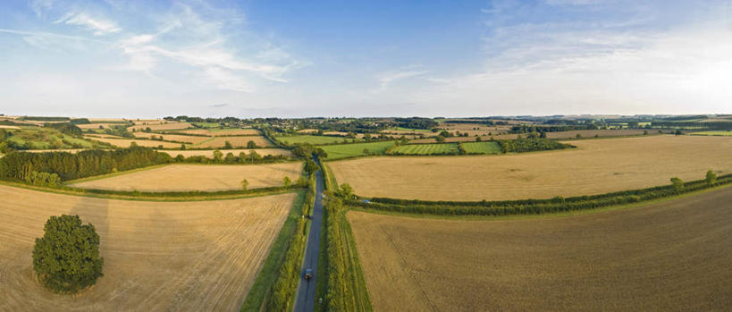 无人,农田,横图,俯视,室外,白天,旅游,度假,农业,庄稼,农作物,草地,草坪,美景,植物,道路,路,英国,欧洲,阴影,光线,影子,景观,云,云朵,小路,交通,云彩,娱乐,草,蓝色,绿色,白云,蓝天,天空,阳光,自然,天,享受,休闲,景色,放松,乡间小路,晴朗,西欧,自然风光,大不列颠,牛津,世界文化遗产,大不列颠及北爱尔兰联合王国,大不列颠联合王国,日不落英帝国,牛津市,晴空,彩图,高角度拍摄,耕地,庄稼田