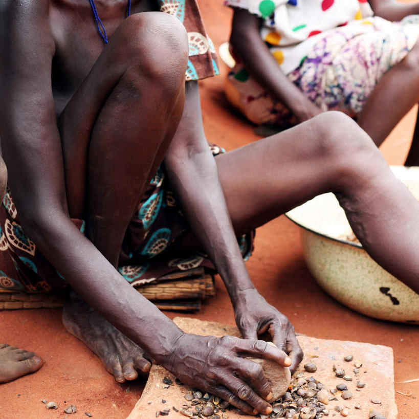 西方人,手,腿部,腿,两个人,伙伴,朋友,坐,方图,俯视,室外,白天,友谊,石头,欧洲,非洲,黑人,欧洲人,握,盆子,石子,拿,拿着,裸露,手部,握着,贫穷,裸,碾碎,友情,老年女性,女人,女性,非洲人,石块,坐着,半身,彩图,高角度拍摄