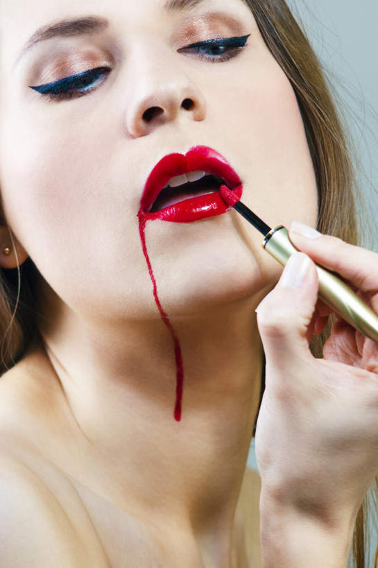 西方人,手,一个人,竖图,室内,白天,正面,化妆,美容,兴奋,热情,欧洲,欧洲人,仅一个年轻女性,仅一个女性,仅一个人,护肤,握,阴影,反射,影子,开放,拿,拿着,注视,红色,唇彩,唇膏,观察,看,保养,享受,休闲,健康,温暖,手部,眼影,奔放,放松,活力,积极,激情,握着,保健,朝气,观看,暖色,吉祥,察看,生命,关注,唇蜜,饱满,养颜,革命,热烈,赤色,充实,斗志,喜气,主动,年轻女性,女人,女性,白种人,半身,彩图,欢乐