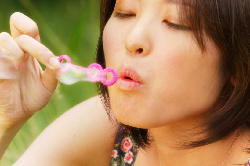 东方人,手,一个人,站,横图,室外,白天,正面,亚洲,仅一个年轻女性,仅一个女性,仅一个人,握,阴影,朦胧,模糊,光线,影子,拿,拿着,注视,黄种人,吹泡泡,阳光,泡泡,观察,看,站着,手部,握着,观看,察看,关注,年轻女性,女人,女性,亚洲人,站立,半身,彩图