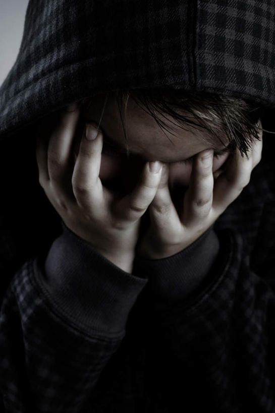 西方人,儿童,手,一个人,竖图,室内,特写,白天,正面,纯洁,欧洲,欧洲人,仅一个男性,仅一个人,阴影,服装,反射,影子,注视,休闲装,小孩,衣服,低头,观察,看,仅一个小孩,休闲,手部,休闲服,可爱,童年,童趣,遮,遮掩,服饰,观看,察看,掩盖,遮挡,恐怖,关注,惧怕,童真,烂漫,无邪,遮盖,掩饰,惊骇,恐惊,恐惧,天真,男孩,男人,男性,白种人,孩子,半身,彩图,男生