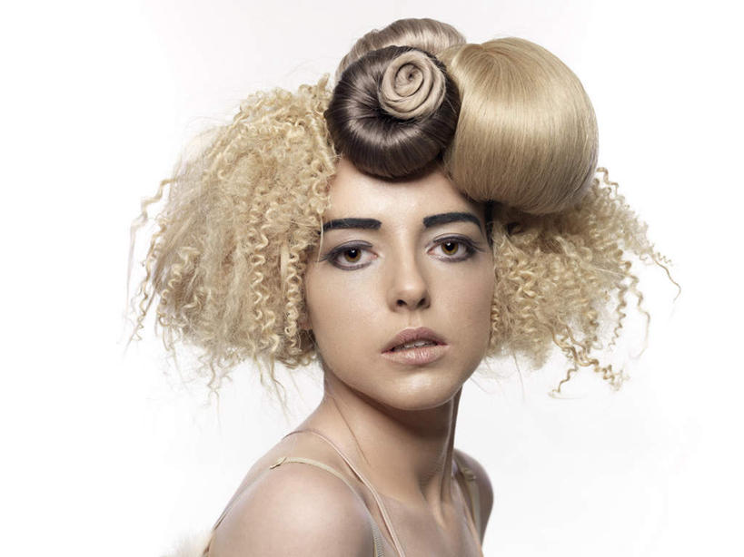 西方人,一个人,站,横图,室内,白天,白色背景,正面,欧洲,欧洲人,仅一个年轻女性,仅一个女性,仅一个人,注视,裸露,观察,看,站着,摄影,影棚,观看,盘发,察看,关注,发髻,裸,年轻女性,女人,女性,白种人,站立,半身,彩图,影棚拍摄,拍摄