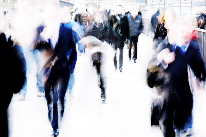 西方人,栏杆,走,横图,室外,白天,正面,职员,道路,路,公路,欧洲,欧洲人,朦胧,模糊,围栏,交通,许多人,护栏,一群人,男人,男性,年轻男性,年轻女性,女人,女性,白种人,白领,商人,上班族,马路,步行,散步,走路,彩图,全身,白领阶层,办公室职员