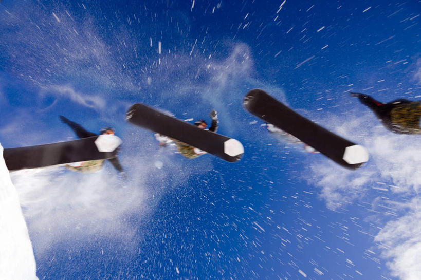 西方人,一个人,横图,室外,白天,仰视,锻炼,运动,欧洲,欧洲人,仅一个男性,仅一个人,云,云朵,云彩,运动器械,仅一个年轻男性,蓝色,白云,蓝天,天空,天,健身器械,晴朗,连续,滑雪板,健身器材,滑雪装备,持续,继续,接连,陆续,延续,一连,体育,男人,男性,年轻男性,白种人,晴空,彩图,低角度拍摄,全身,健身,运动器材