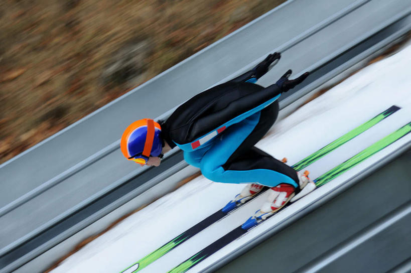 西方人,一个人,运动员,走,横图,俯视,室内,白天,锻炼,运动,帽子,欧洲,欧洲人,仅一个男性,仅一个人,头盔,运动器械,仅一个年轻男性,安全帽,健身器械,滑雪板,滑雪鞋,健身器材,滑雪装备,体育,男人,男性,年轻男性,白种人,体育运动员,运动选手,步行,散步,走路,彩图,高角度拍摄,全身,健身,运动器材