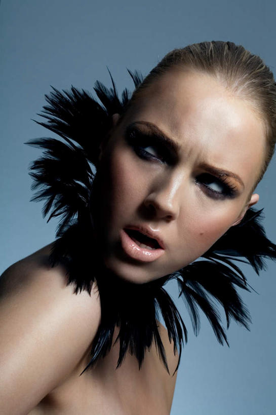 西方人,一个人,站,竖图,室内,白天,正面,欧洲,欧洲人,仅一个年轻女性,仅一个女性,仅一个人,蓝色背景,衣领,站着,摄影,影棚,年轻女性,女人,女性,白种人,站立,半身,彩图,影棚拍摄,拍摄