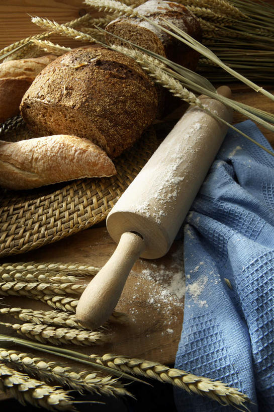 点心,面包,无人,竖图,俯视,室内,白天,农作物,小麦,桌面,桌子,阴影,光线,木制,擀面杖,影子,谷物,食品,面点,食物,糕点,一个,阳光,木制品,稻谷,稻子,黑面包,麦子,单个,长面包,面包店,彩图,高角度拍摄