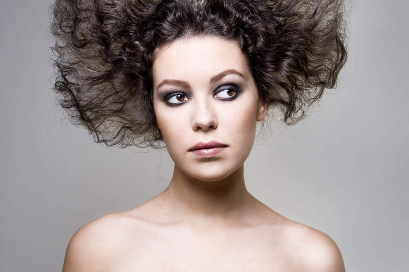 西方人,脸,头,眼睛,鼻子,嘴,脸颊,眉毛,睫毛,头发,一个人,模特,横图,室内,白天,正面,欧洲,欧洲人,瞳孔,仅一个年轻女性,仅一个女性,仅一个人,灰色背景,注视,观察,看,眼部,摄影,影棚,观看,察看,蓬松,关注,疏松,竖直,年轻女性,女人,女性,白种人,头部,卷发,鼻,鼻孔,睫,脸部,脸蛋,眉,面部,眼,眼睫毛,眼眉,嘴巴,嘴唇,模特儿,半身,彩图,影棚拍摄,拍摄,眼眉毛