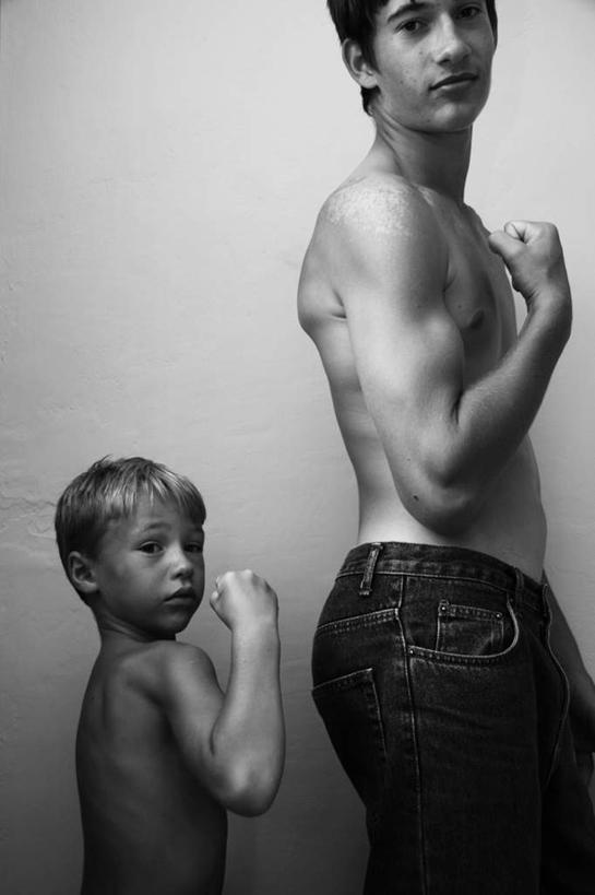 西方人,儿童,肌肉,健壮,两个人,站,竖图,室内,白天,侧面,纯洁,欧洲,欧洲人,灰色背景,服装,注视,休闲装,裸露,小孩,衣服,观察,看,握拳,站着,休闲,健康,休闲服,活力,可爱,力量,童年,童趣,模仿,摄影,服饰,影棚,观看,青春,察看,模拟,强壮,关注,裸,童真,烂漫,无邪,仿照,天真,男孩,男人,男性,白种人,站立,半身,彩图,影棚拍摄,拍摄,男生