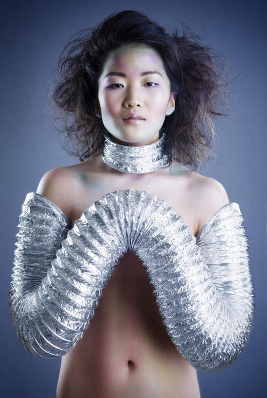 东方人,头发,一个人,双手交叉,竖图,室内,白天,正面,化妆,性感,亚洲,仅一个年轻女性,仅一个女性,仅一个人,蓝色背景,注视,黄种人,裸露,观察,看,摄影,影棚,观看,察看,双手抱胸,暴露,关注,袒露,年轻女性,女人,女性,亚洲人,发型,卷发,半身,彩图,影棚拍摄,拍摄