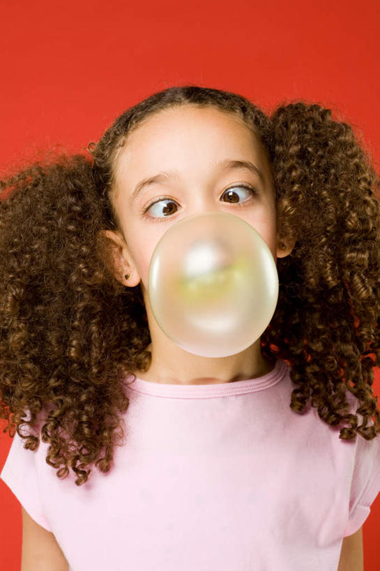 西方人,儿童,头发,一个人,竖图,室内,白天,正面,纯洁,欧洲,欧洲人,仅一个女性,仅一个人,红色背景,食品,糖果,软糖,注视,食物,小孩,甜食,吹,观察,看,仅一个小孩,可爱,童年,童趣,摄影,影棚,观看,泡泡糖,察看,蓬松,关注,童真,烂漫,无邪,天真,女孩,女人,女性,白种人,孩子,卷发,半身,彩图,影棚拍摄,拍摄,女生