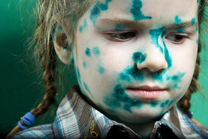 西方人,儿童,一个人,横图,室内,特写,白天,正面,纯洁,微生物,欧洲,欧洲人,仅一个女性,仅一个人,绿色背景,服装,医学,注视,休闲装,小孩,衣服,绿色,观察,看,仅一个小孩,休闲,生病,休闲服,生物,可爱,童年,童趣,摄影,服饰,影棚,观看,油漆,颜料,察看,医疗,病毒,生物学,关注,童真,烂漫,无邪,污渍,溃疡,寄生,生命体,生物病毒,抱病,天真,女孩,女人,女性,白种人,孩子,半身,彩图,影棚拍摄,拍摄,女生