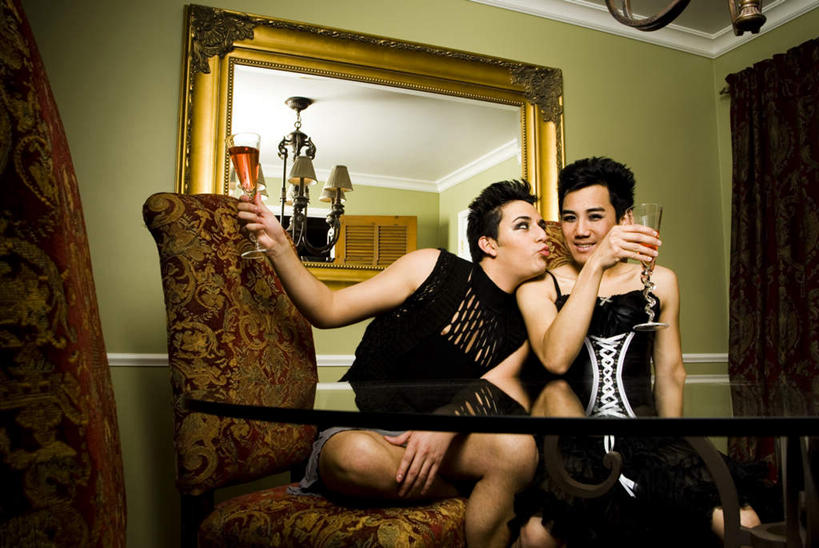 西方人,两个人,客厅,坐,笑,微笑,露齿笑,横图,室内,白天,正面,爱情,桌子,椅子,欧洲,欧洲人,浪漫,注视,观察,看,靠,靠着,碰杯,亲昵,温暖,温馨,恩爱,亲密,亲热,举杯,恋人,观看,和睦,察看,起居室,关注,同性恋,亲切,密切,客堂,男人,男性,中年男性,白种人,情侣,坐着,半身,彩图,伴侣,融洽