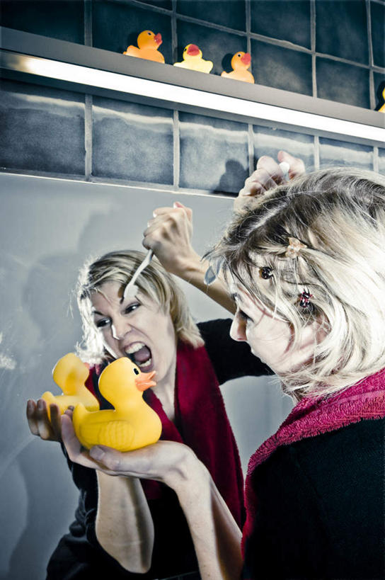 西方人,一个人,站,举,竖图,俯视,室内,白天,游戏,镜子,卫生间,浴室,玩具,欧洲,欧洲人,仅一个女性,仅一个人,五个,许多,握,阴影,服装,装饰,光线,鸭子,瓷砖,影子,勺子,墙,灯光,拿,玩,拿着,注视,休闲装,娱乐,墙壁,墙面,一个,衣服,发饰,饰品,围巾,调羹,汤匙,观察,看,托,站着,张嘴,仅一个中年女性,休闲,温暖,休闲服,橡胶,益智,握着,服饰,单个,围脖,观看,活动,保暖,华丽,点缀,镜像,察看,御寒,镜面,发泄,关注,消遣,智力,发卡,张大嘴巴,橡胶制品,配饰,宣泄,衬托,美观,雅致,雅观,橡胶小鸭,橡皮小鸭,女人,女性,中年女性,白种人,淋浴房,张开嘴,举起,举手,举着,玩耍,嬉戏,向上举,向上伸,向上托,站立,半身,彩图,高角度拍摄,冲凉房,沐浴间,沐浴室