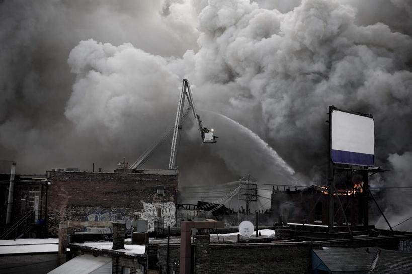 无人,家,横图,俯视,室外,白天,热情,火,阴影,光线,火焰,影子,房屋,墙,屋子,烟雾,燃烧,楼房,墙壁,墙面,住宅,阳光,彩图,高角度拍摄,房子,云梯