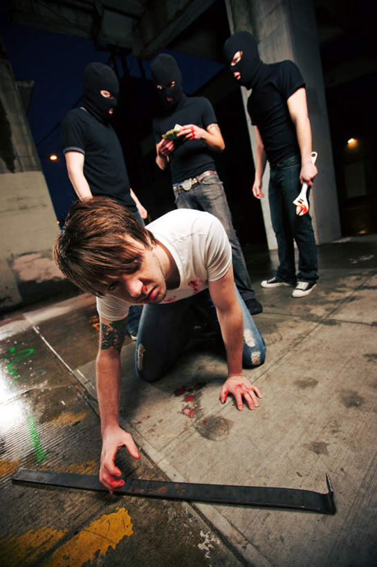 西方人,四个人,站,跪,举,竖图,室内,白天,正面,时尚,欧洲,欧洲人,握,阴影,服装,光线,工具,影子,柱子,墙,灯光,地面,拿,拿着,注视,休闲装,文化,纹身,墙壁,墙面,一个,衣服,观察,看,伸,托,站着,休闲,休闲服,血液,个性,握着,服饰,信仰,单个,观看,扳手,屈,察看,关注,面罩,刺青,追求,想象,铁棍,文身,勇气,崇拜,张扬,扳头,男人,男性,年轻男性,白种人,跪着,举起,举手,举着,向上举,向上伸,向上托,站立,彩图,全身