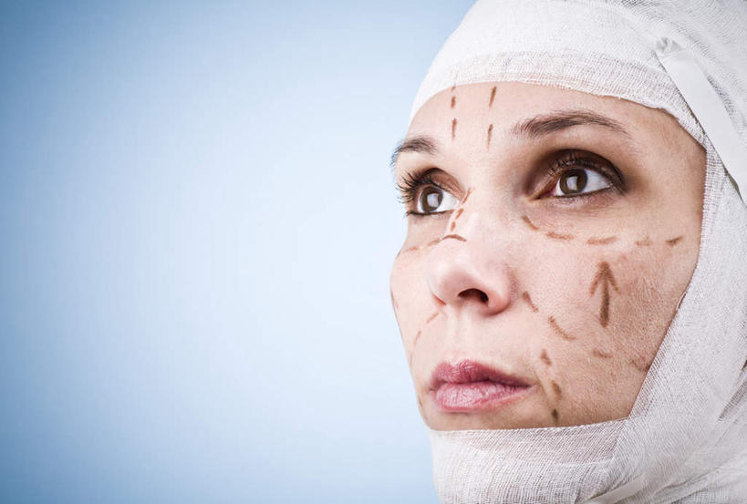 西方人,脸,头,脸颊,一个人,站,横图,室内,白天,正面,房间,欧洲,欧洲人,仅一个女性,仅一个人,一排,许多,整齐,墙,很多,注视,方向,箭头,墙壁,墙面,排列,观察,看,站着,仅一个中年女性,观看,察看,指向,队列,关注,受伤,绑带,簇,女人,女性,中年女性,白种人,头部,脸部,脸蛋,面部,站立,半身,彩图