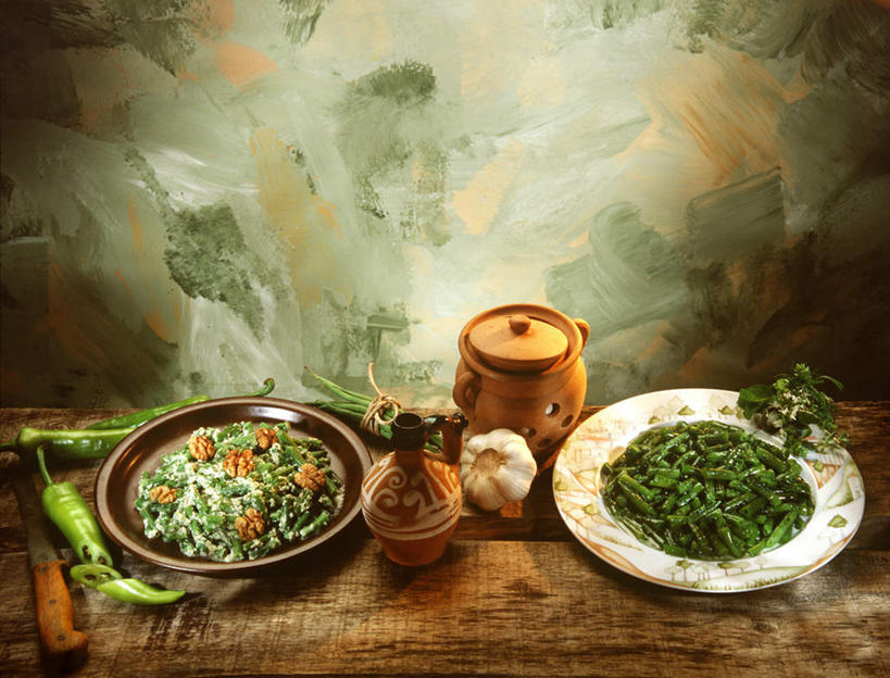 无人,横图,俯视,室内,白天,餐桌,桌子,蒜,餐具,金属制品,阴影,光线,金属,碟子,工具,壶,木板,盘,影子,墙,灯光,青椒,刀具,墙壁,墙面,水壶,盘子,茶壶,碟,刀,餐台,菜刀,大椒,菜椒,切菜刀,小蒜,甜椒,柿子椒,灯笼椒,大蒜,彩图,高角度拍摄