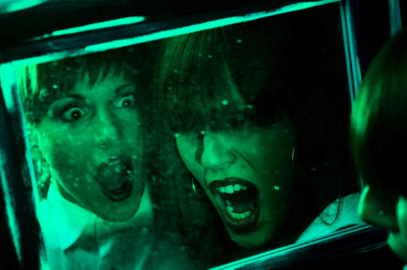 西方人,脸,头,脸颊,两个人,横图,室内,白天,正面,镜子,欧洲,欧洲人,阴影,光线,影子,灯光,注视,观察,看,张嘴,观看,镜像,察看,恐怖,镜面,关注,惧怕,张大嘴巴,惊骇,恐惊,恐惧,年轻女性,女人,女性,白种人,头部,脸部,脸蛋,面部,张开嘴,半身,彩图