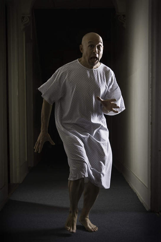 西方人,一个人,站,竖图,室内,白天,正面,欧洲,欧洲人,仅一个男性,仅一个人,仅一个中年男性,阴影,光线,影子,走道,走廊,过道,灯光,光脚,站着,赤脚,恐怖,惧怕,惊骇,恐惊,恐惧,男人,男性,中年男性,白种人,站立,彩图,全身