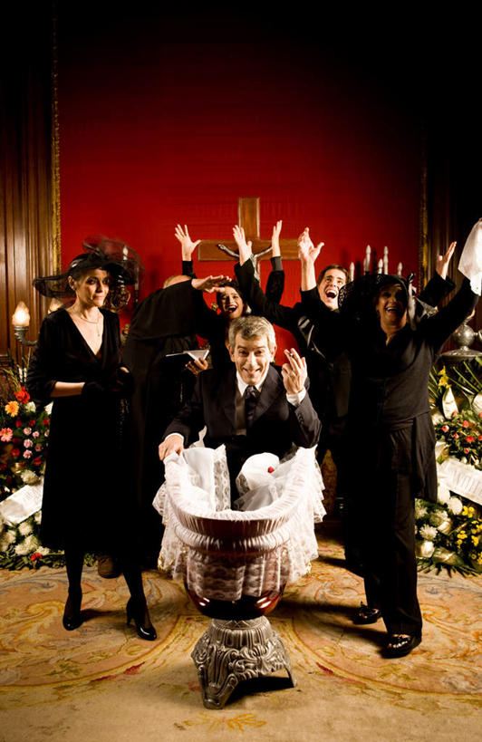 西方人,牧师,传教士,站,举,笑,说,微笑,露齿笑,竖图,室内,白天,正面,聚会,讨论,欧洲,欧洲人,握,许多人,拿,拿着,注视,观察,看,托,站着,一群人,握着,观看,察看,关注,集会,聚首,交流,男人,男性,年轻男性,年轻女性,女人,女性,白种人,传道者,祭司,教士,神甫,神父,沟通,讲话,交谈,举起,举手,举着,商讨,说话,谈话,向上举,向上伸,向上托,站立,彩图,全身