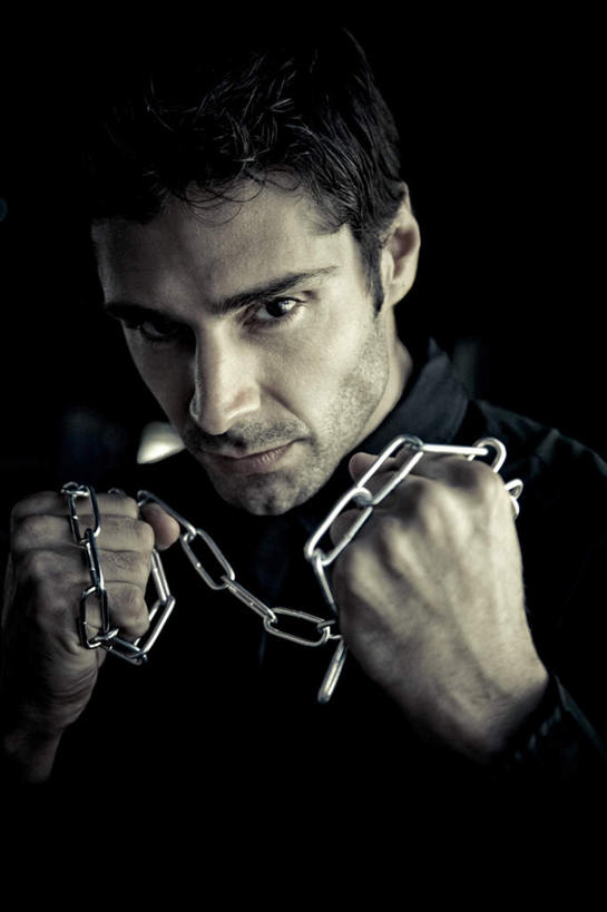 西方人,脸,头,脸颊,一个人,站,举,竖图,室内,特写,白天,正面,金属制品,欧洲,欧洲人,仅一个男性,仅一个人,握,金属,拿,拿着,仅一个年轻男性,托,站着,握着,铁链,束缚,约束,局促,束厄,男人,男性,年轻男性,白种人,头部,脸部,脸蛋,面部,举起,举手,举着,向上举,向上伸,向上托,站立,半身,彩图