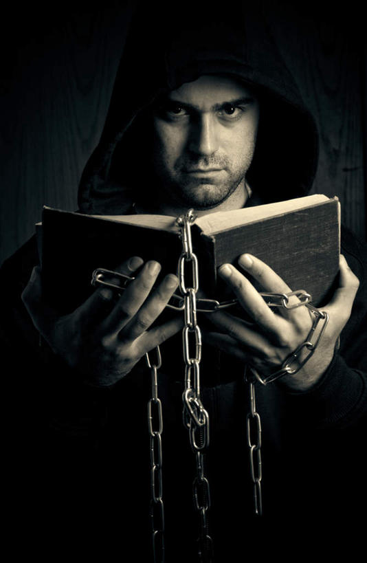 西方人,一个人,站,竖图,室内,白天,正面,书籍,金属制品,欧洲,欧洲人,仅一个男性,仅一个人,一本,金属,注视,仅一个年轻男性,观察,看,站着,铁链,观看,察看,束缚,犯人,罪犯,关注,囚犯,约束,监犯,囚徒,罪人,局促,束厄,男人,男性,年轻男性,白种人,书,图书,站立,半身,彩图