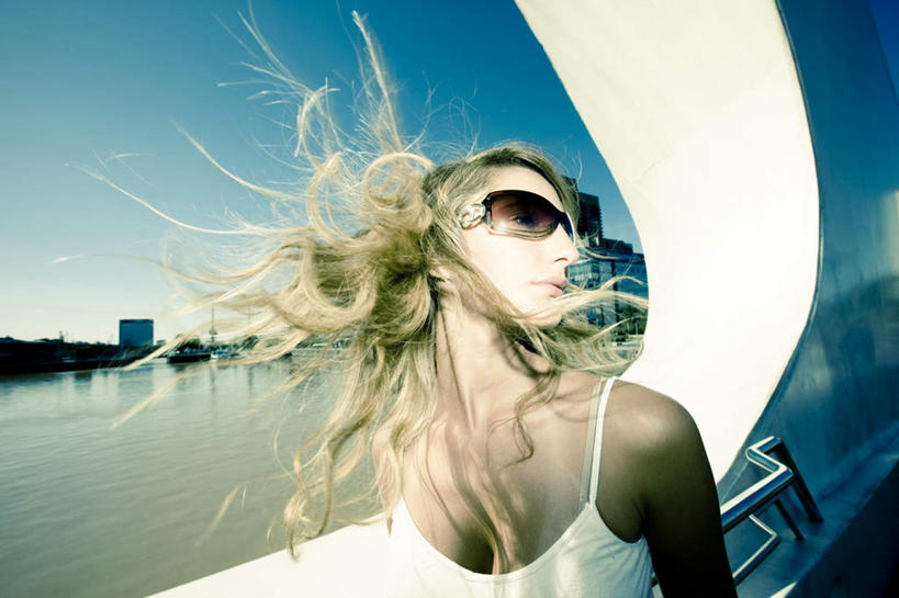 西方人,一个人,高楼大厦,栏杆,站,横图,室内,白天,仰视,度假,海浪,海洋,美景,窗户,城市风光,城市,大厦,建筑,摩天大楼,欧洲,欧洲人,仅一个年轻女性,仅一个女性,仅一个人,阴影,光线,背心,墨镜,眼镜,影子,景观,浪花,围栏,扭头,注视,娱乐,建设,护栏,玻璃窗,蓝色,白色,蓝天,天空,阳光,海水,太阳镜,太阳眼镜,天,观察,看,站着,转头,享受,休闲,遮阳镜,景色,放松,晴朗,观看,察看,微风,关注,和风,海景,万里无云,轻风,年轻女性,女人,女性,白种人,大海,风浪,海,海水的波动,近岸浪,涌浪,晴空,晴空万里,站立,半身,彩图,低角度拍摄,大楼,高层建筑,高楼,摩天楼