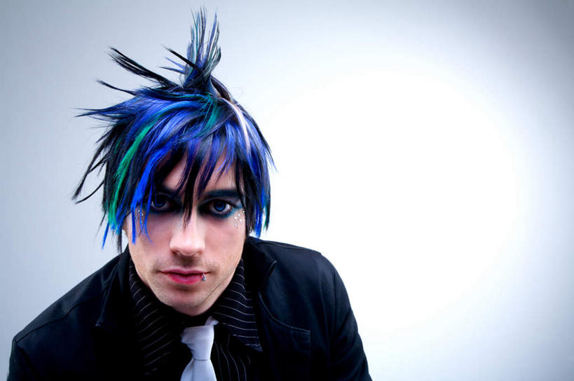 西方人,头发,一个人,坐,横图,室内,白天,正面,衬衫,化妆,美容,欧洲,欧洲人,仅一个男性,仅一个人,护肤,灰色背景,领带,注视,仅一个年轻男性,蓝色,绿色,观察,看,保养,享受,休闲,放松,保健,摄影,影棚,观看,察看,关注,养颜,唇钉,男人,男性,年轻男性,白种人,坐着,半身,彩图,影棚拍摄,衬衣,拍摄