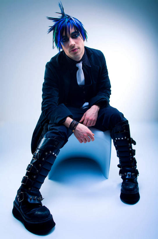 西方人,头发,一个人,坐,竖图,室内,白天,正面,衬衫,化妆,美容,欧洲,欧洲人,仅一个男性,仅一个人,护肤,阴影,灰色背景,裤子,反射,影子,凳子,领带,注视,仅一个年轻男性,蓝色,绿色,观察,看,保养,享受,休闲,放松,保健,摄影,影棚,观看,察看,关注,养颜,唇钉,男人,男性,年轻男性,白种人,坐着,彩图,全身,影棚拍摄,衬衣,拍摄